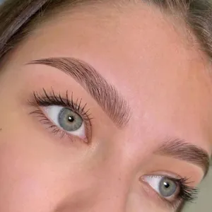 BRWI I RZĘSY - Regulacja brwi woskiem - zdjęcie 3