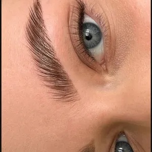 BRWI I RZĘSY - Regulacja brwi woskiem - zdjęcie 2