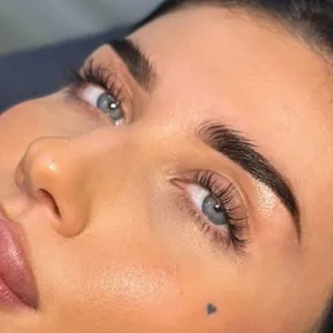 BRWI I RZĘSY - Regulacja brwi woskiem - zdjęcie 5