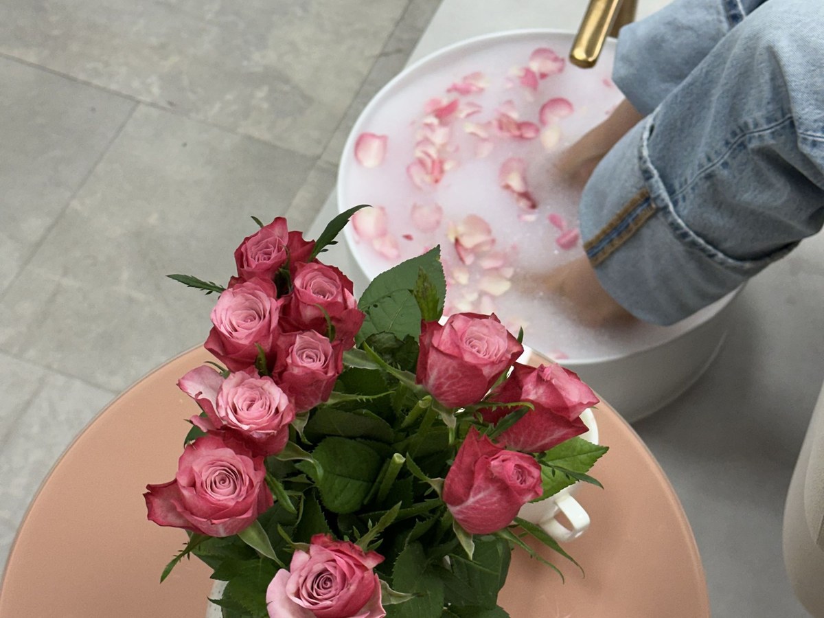 PAZNOKCIE - Pedicure Spa z płatkami róż + hybryda
